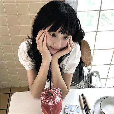 穿一只红鞋的男人